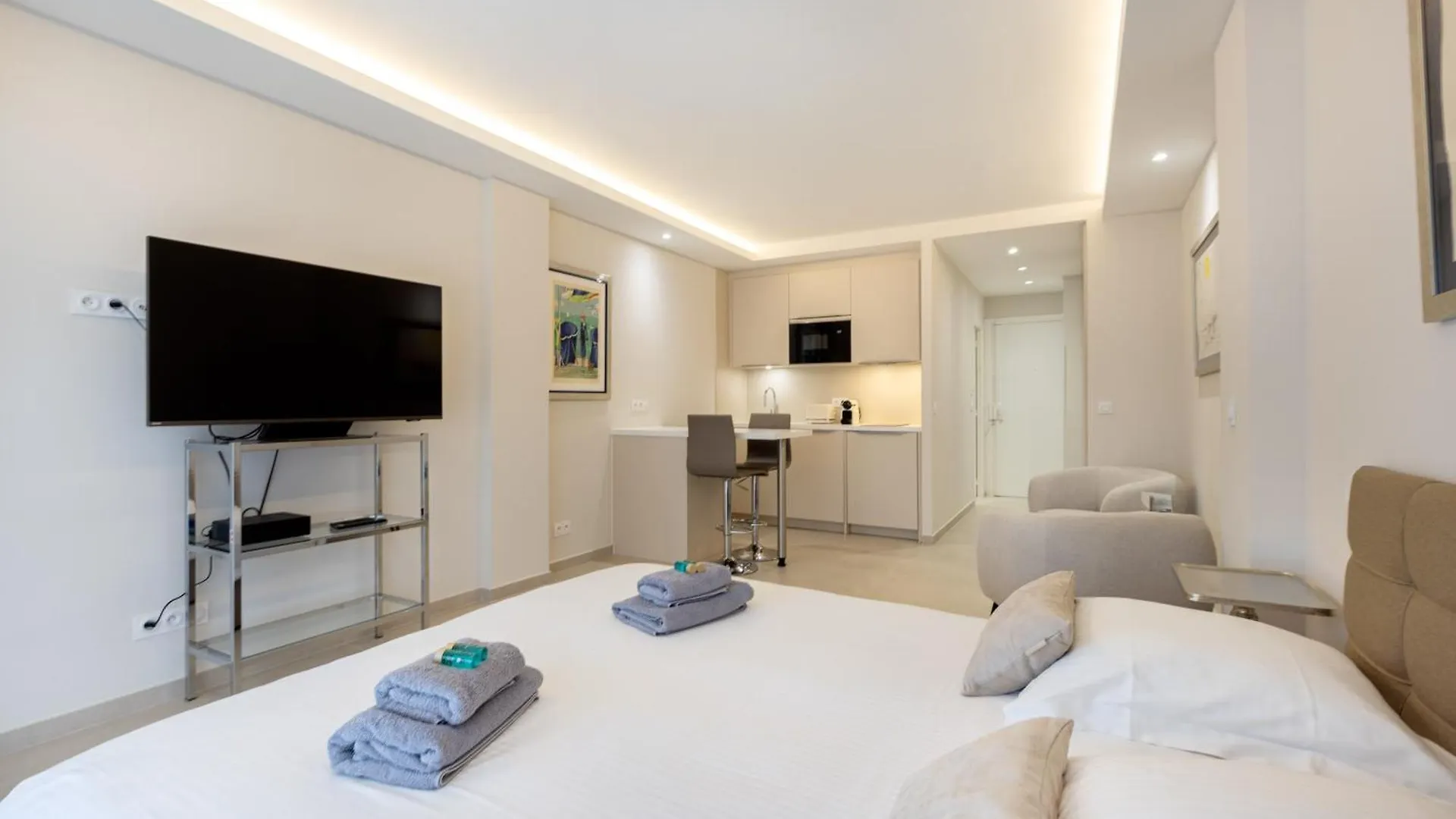 Agence des Résidences - Appartements privés du Grand Hotel - SUPERIEUR Cannes 0*,  France